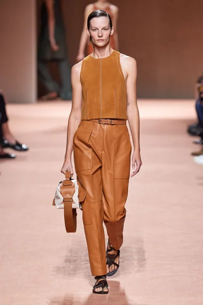 Look 15
